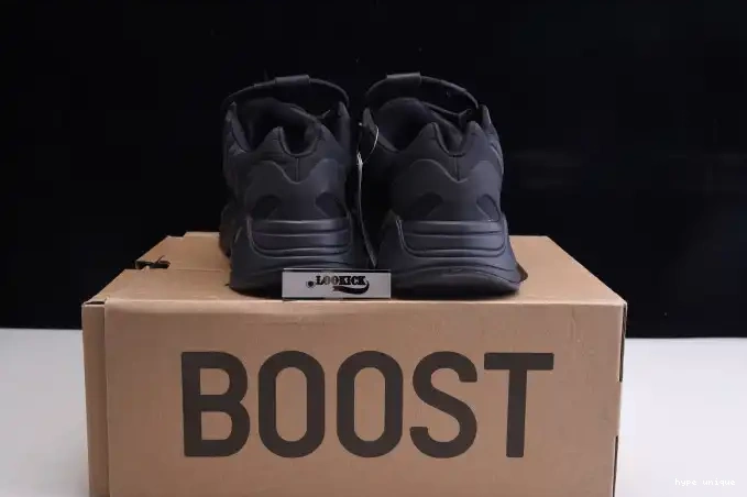 hype Yeezy 700 Black MNVN Boost Adidas Triple FV4440 0522